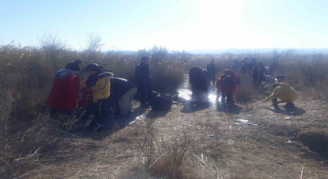 Ezinede jandarma iki kamyonet içinde 92 kaçak göçmen ile 1 organizatör yakalandı
