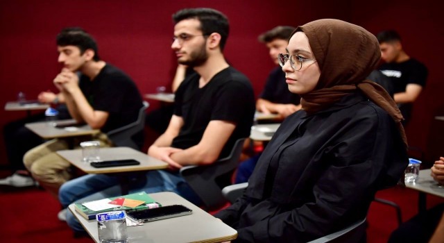 Fatih Belediye Başkanı Ergün Turan tecrübelerini gençlerle paylaşıyor