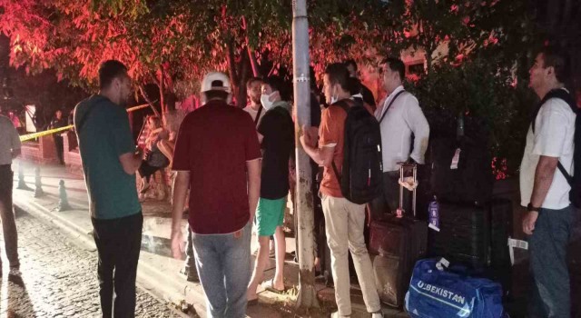 Fatihte 5 katlı otelde yangın paniği: 40 kişi tahliye edildi