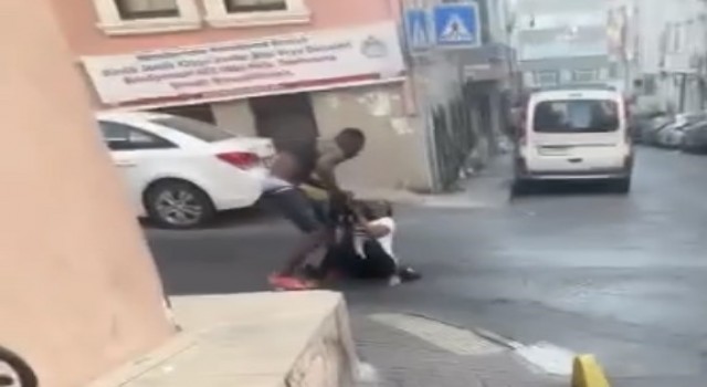 Fatihte yabancı uyrukluların kavga anları kamerada