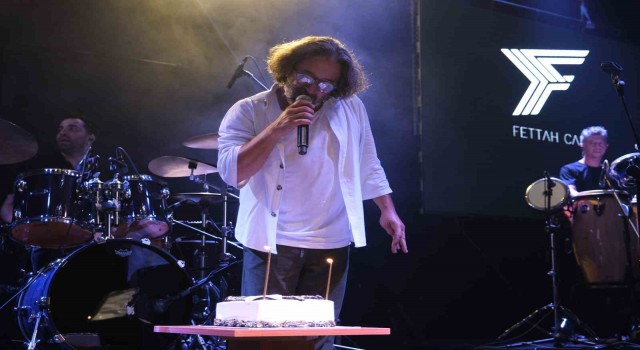 Fettah Cana hayranlarından sahnede sürpriz kutlama