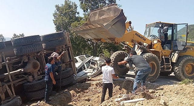 Freni patlayan kamyon mezarlıkta kalabalığın arasına daldı: 5 ölü, 25 yaralı