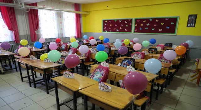 Gemlikte kırtasiye setleri Başkan Uğur amcadan