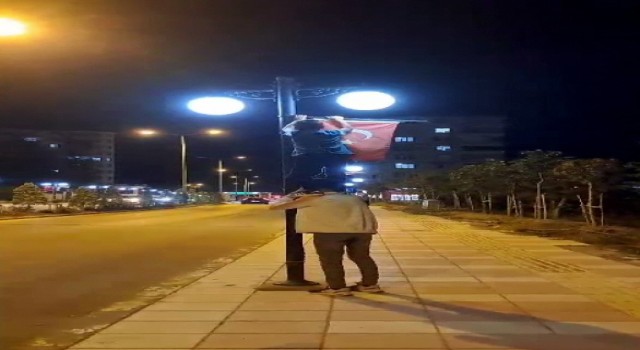 Gençlerin bayrak hassasiyeti duygulandırdı