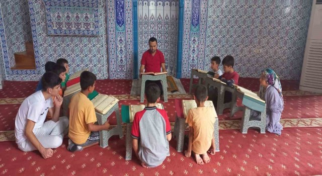 Germencikteki camilerde Kuran Öğretimi Programı devam ediyor