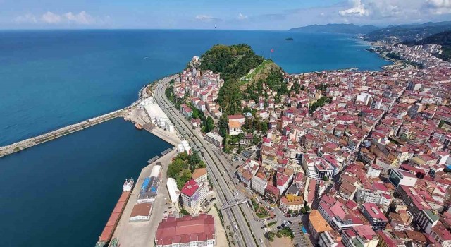 Giresunda yamaç paraşütçüsü fındık harmanına zorunlu iniş yaptı