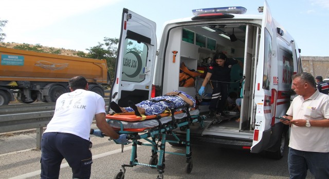 Hafif ticari araç hafriyat kamyonuna çarptı: 4ü çocuk 7 yaralı