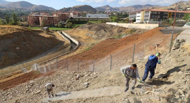 Hakkari Belediyesi patika yola merdiven yaptı