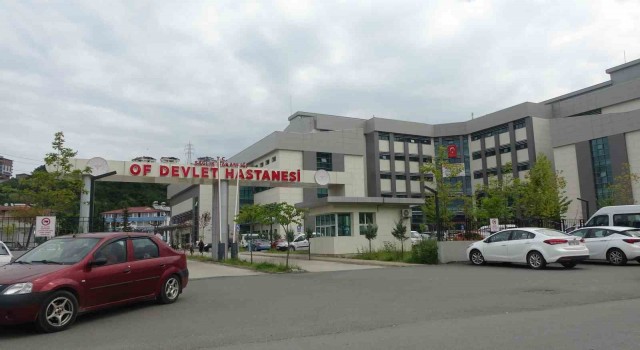 Hastanede sıra bekleyen çarşaflı iki kadına hakaret eden kadına Of ilçe halkı tepkili