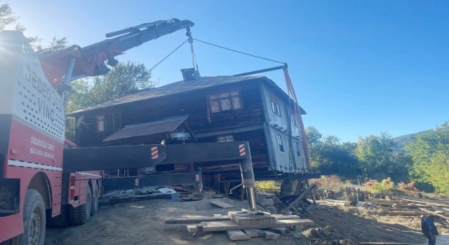 Sinop'ta Heyelan tehlikesi bulunan baba evini yıkmaya kıyamayıp, vinçle taşıttılar