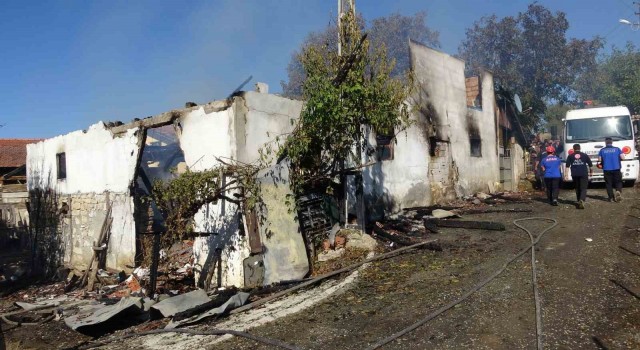 İki katlı ev alev alev geldi, yatalak kadın feci şekilde can verdi