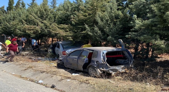 İki otomobil bir tırın karıştığı kazada 2 kişi yaralı