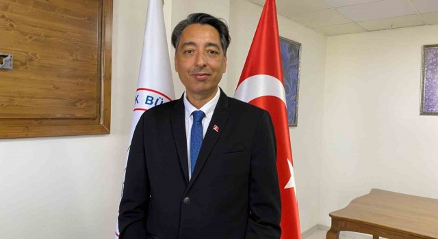 İlker Kömürcü, dünyaya ilan edilen 100. Yıl Marşını Türk bayrağına bakarak yazdı