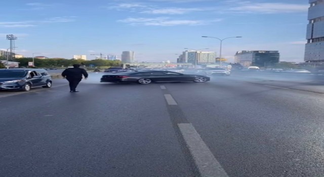 İstanbulda düğün konvoyundaki araçlar otobanda yol kesip drift attı