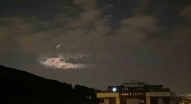 İstanbulda gece çakan şimşekler vatandaşları korkuttu