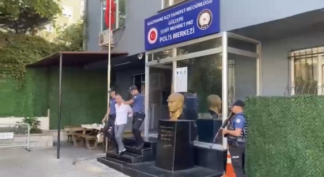 İstanbulda yolcunun sevgilisine kafa atan taksici yeniden gözaltında