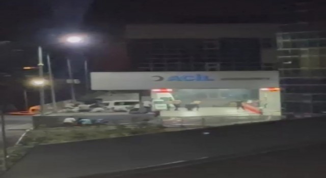 İzmirde husumetliler acilin önünde çatıştı
