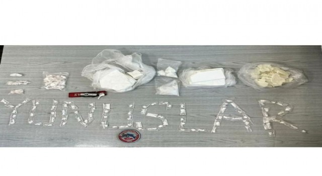 İzmirde motosikletli polisler 1,5 kilo uyuşturucu ele geçirdi