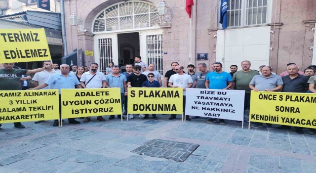 İzmirde ‘S Plaka araç sahipleri Büyükşehir önünde eylem yaptı