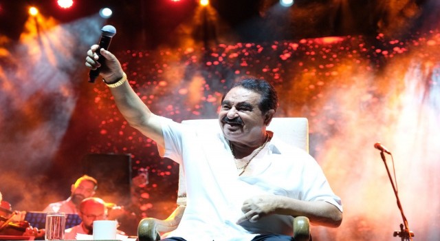 İzmirde yıldızlar geçidi: İbrahim Tatlısesten muhteşem konser