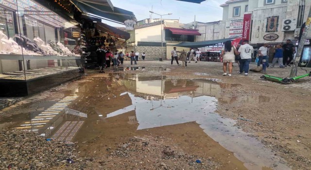 İzmiri sağanak vurdu: Cadde ve sokaklar göle döndü