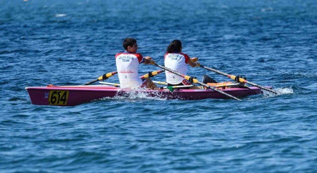 İzmit Körfezi, kürekçilerin nefes kesen mücadelelerine sahne oldu