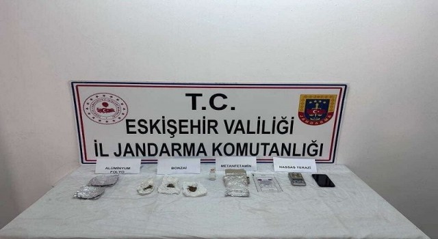 Jandarmanın şüphelendiği araçta farklı türlerde uyuşturucu madde ele geçirildi