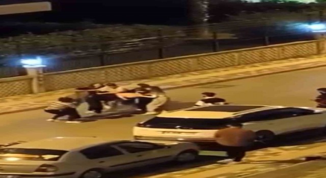Kadınlar birbirine girdi, erkekler izledi