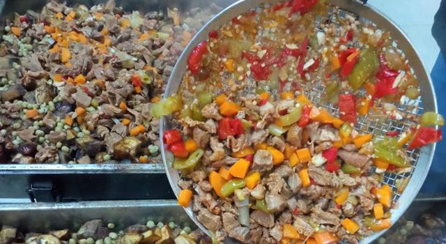 Kadirli Belediyesi Aşevi'nden binlerce kişiye sıcak yemek