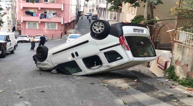 Kağıthanede freni tutmayan araç takla attı