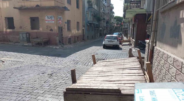 Kaldırımlardaki pazar tezgahlarının ulaşımı güçleştirdiği iddiası
