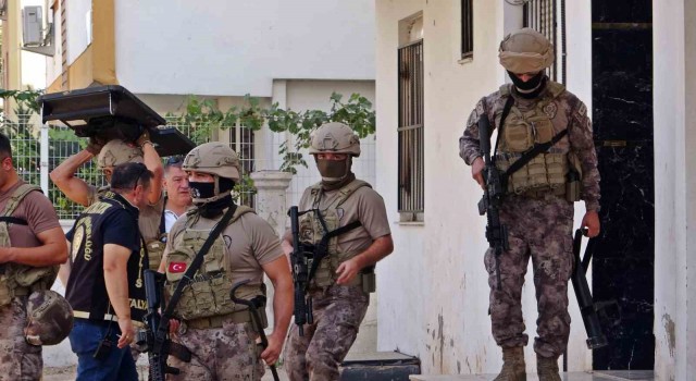 Kapıların koçbaşıyla kırıldığı, çöplerin didik didik arandığı operasyonun detayları paylaşıldı