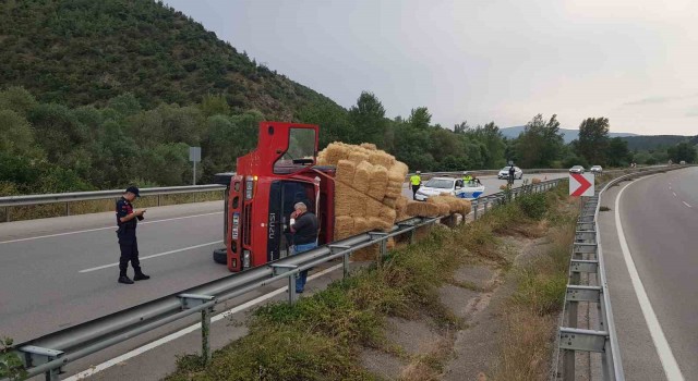 Karabükte saman yüklü kamyon devrildi: 1 yaralı