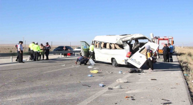 Karamanda lastiği patlayan minibüs devrildi: 1 ölü, 10 yaralı