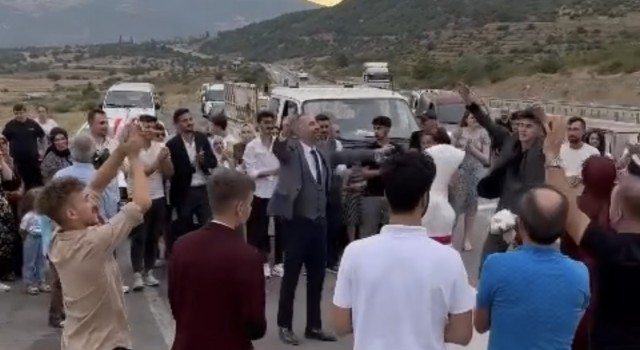 Karayolunda düğün eğlencesi molası