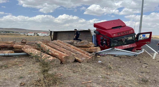 Karsta tomruk yüklü tır devrildi: 1 yaralı