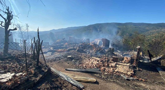 Kastamonudaki köy yangını devam ediyor: 10 ev, 3 ahır yandı