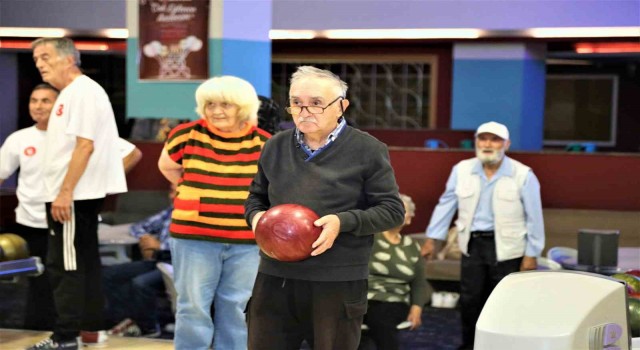 Keçiörende huzurevi sakinleri bowling oynadı