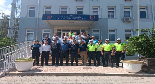 Kemerde örnek taksi ve toplu taşıma sürücülerine plaket ile hediye verildi