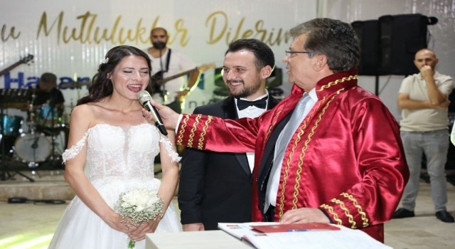 Kendi kızının nikâhını kıydı