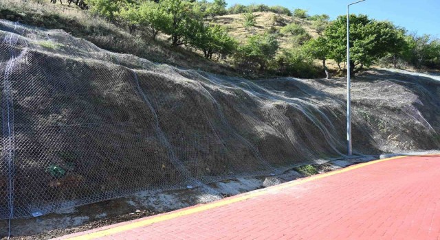 Kirazlıdere ve Andık Deresi yol bölgesine çelik tel döşeniyor