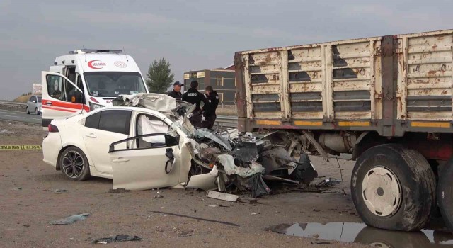 Kırıkkalede feci kaza, tıra ok gibi saplanan otomobil hurdaya döndü: Sürücü öldü, eşi ağır yaralı