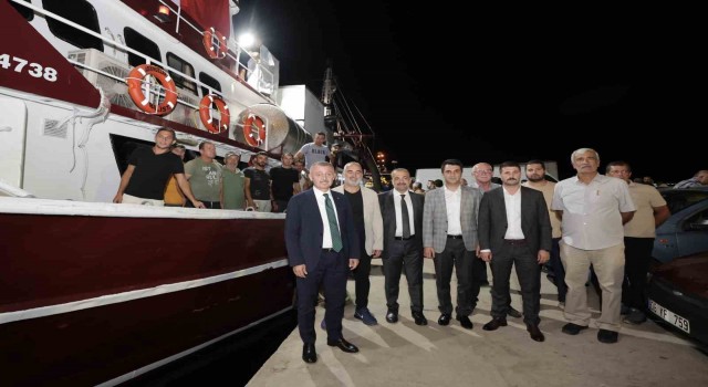 Kocaelide balıkçılar havai fişek eşliğinde denize açıldı