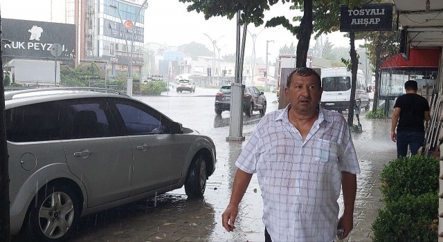 Kocaelide sağanak yağmur hayatı olumsuz etkiledi, caddeler sular altında kaldı