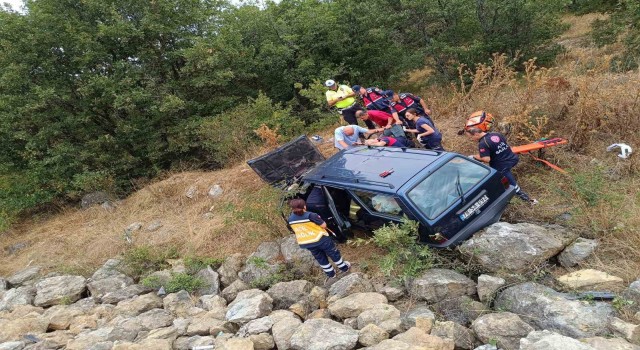 Kontrolden çıkan otomobil şarampole uçtu: 2 yaralı