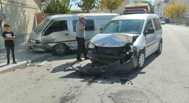 Konyada kamyonet ile hafif ticari araç çarpıştı: 2 yaralı