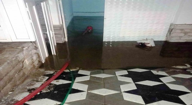 Konyada sağanak, su baskınlarına neden oldu