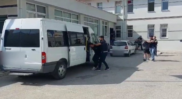 Konyada uyuşturucu tacirlerine operasyon: 6 kilo eroin, binlerce hap ele geçirildi