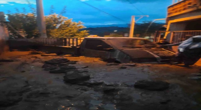 Köşkte sağanak yağış hayatı felç etti