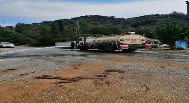 Köşkte selden kapanan yollar temizlendi, mahallelerde temizlik çalışmaları devam ediyor